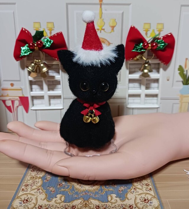 羊毛フェルト 黒猫 サンタ帽子付き ケーキ・スタンド付き | iichi 日々