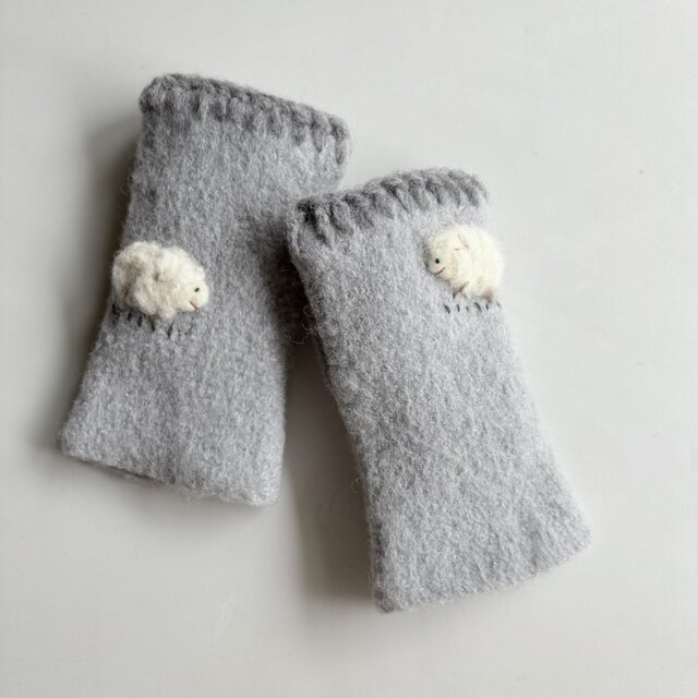 ゆびなしフエルトミトン　おさんぽラムキン　　やさしいグレー