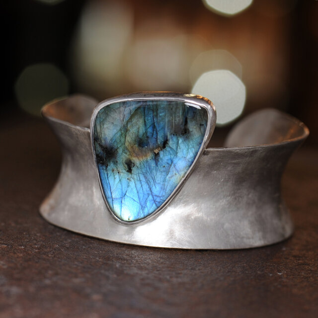 ラブラドライトの火造りバングル