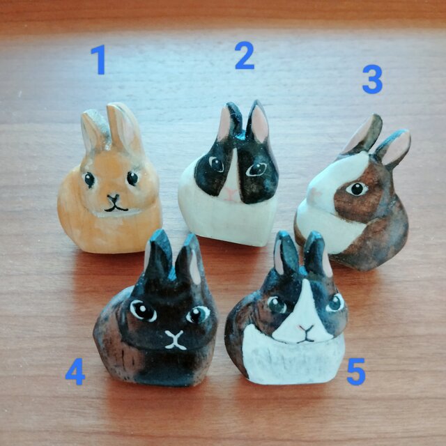 彩色木彫刻ピンバッジ　うさぎ　NO.1〜3ヒノキ　NO.4〜5クロガキ　各一点もの