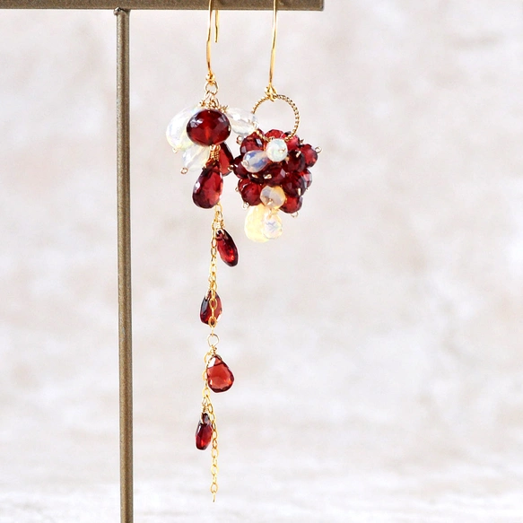 「 深い秋の実り」レッドガーネット×プレシャスオパール アシンメトリーピアス 14kgf