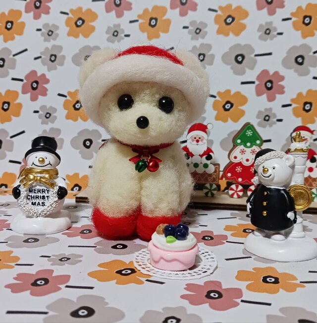 サンタ帽子被った可愛いマルチーズ　ケーキ付き　羊毛フェルト