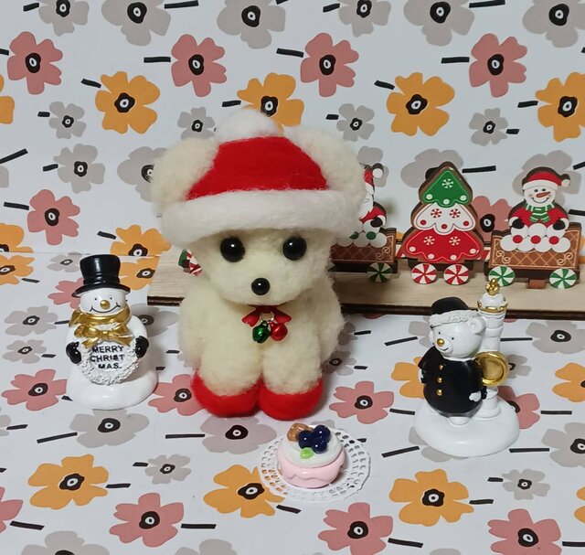 サンタ帽子被った可愛いマルチーズ ケーキ付き 羊毛フェルト | iichi