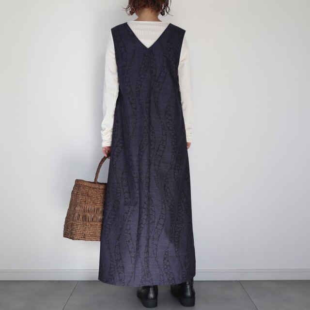 ロング丈！　大島紬　vネックワンピース ジャンパースカート　着物リメイク　紺 紬のVネックジャンパースカート（藍色に立涌文様・M） | iichi