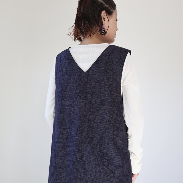 紬のVネックジャンパースカート（藍色に立涌文様・M） | iichi