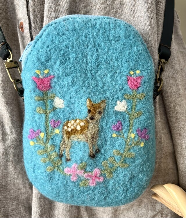 お花のリースと動物の羊毛フェルトポーチポシェット（ブルー✖️小鹿