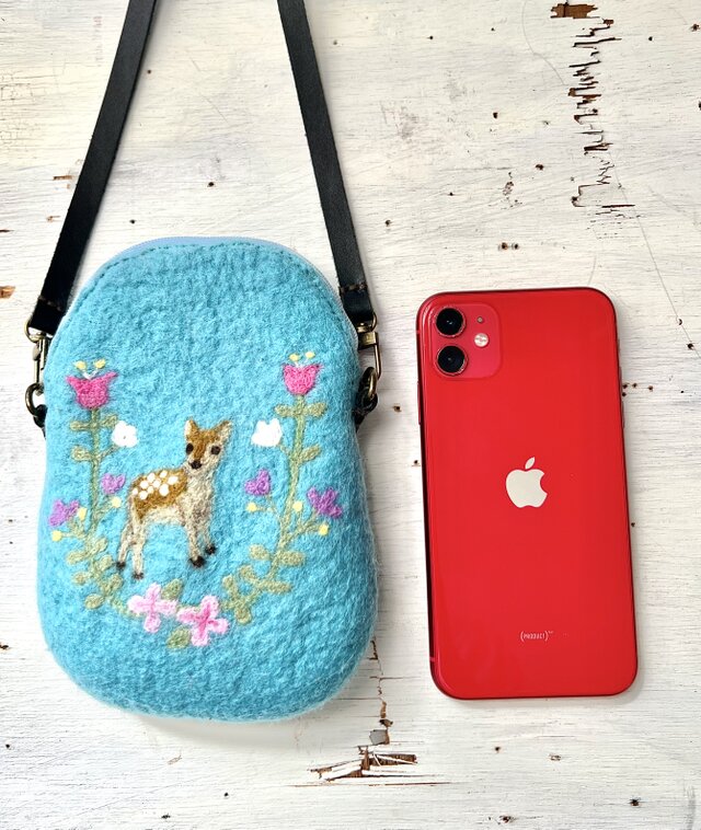 お花のリースと動物の羊毛フェルトポーチポシェット（ブルー✖️小鹿