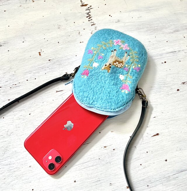 お花のリースと動物の羊毛フェルトポーチポシェット（ブルー✖️小鹿