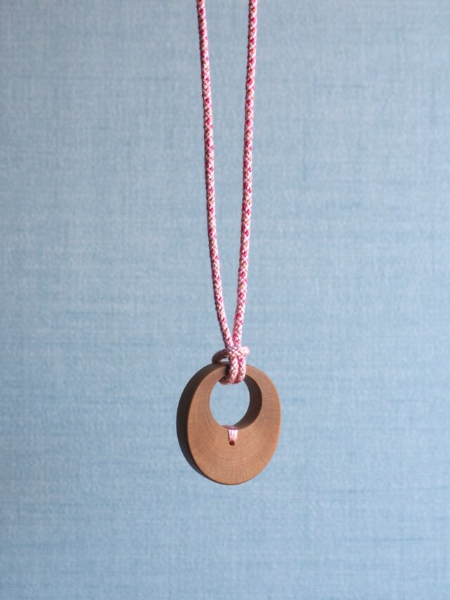 椿の木のペンダント【ねんねん】薄桃