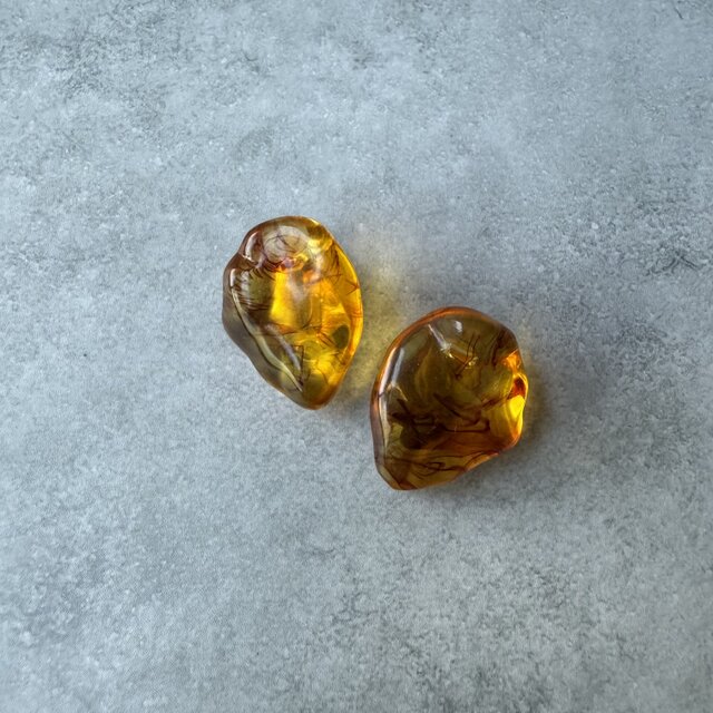 246 ヴィンテージ 陽だまりのかけら – オレンジプラスチックイヤリング