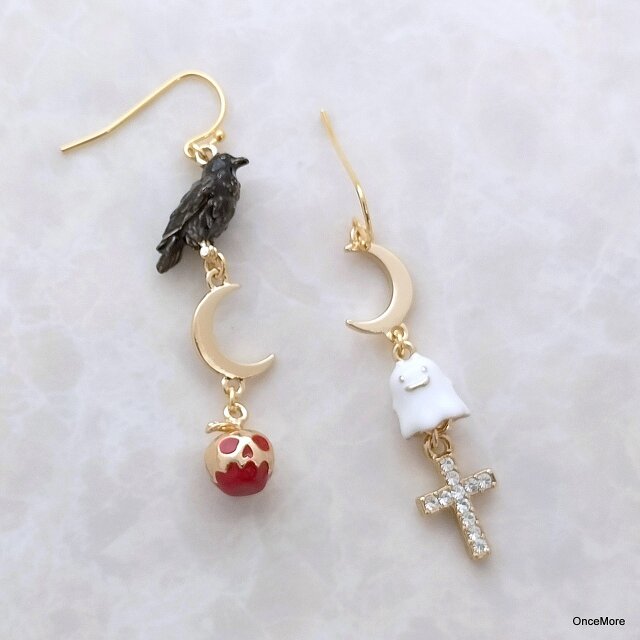 ハロウィンのピアス（毒リンゴ）