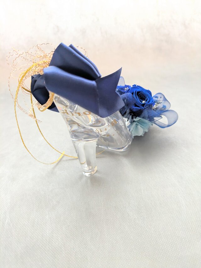 プリザーブドフラワーガラスの靴アレンジギフト／青い薔薇とリボンの