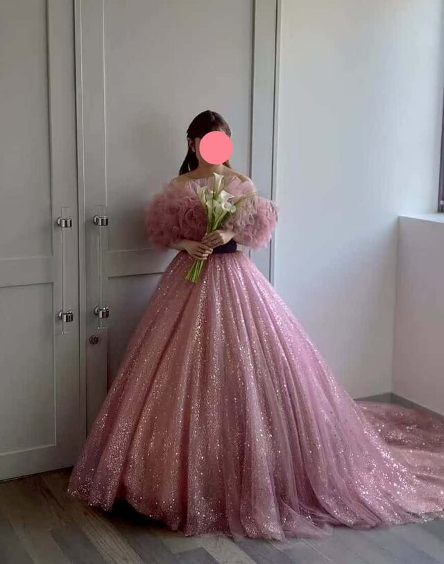 実例写真！カラードレス ピンク オフショルダー ボリュームドレス 華やかなトレーン 花嫁 前撮り