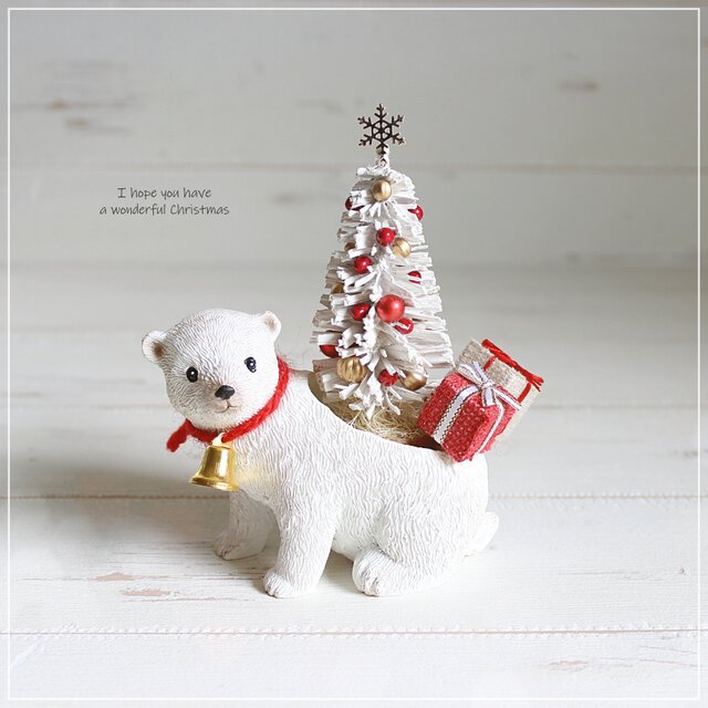 しろくまが届ける幸せクリスマス ～小さなツリーとプレゼントをのせて