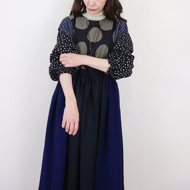 ドットとストライプのミックスリネン・シャーリングマキシワンピース