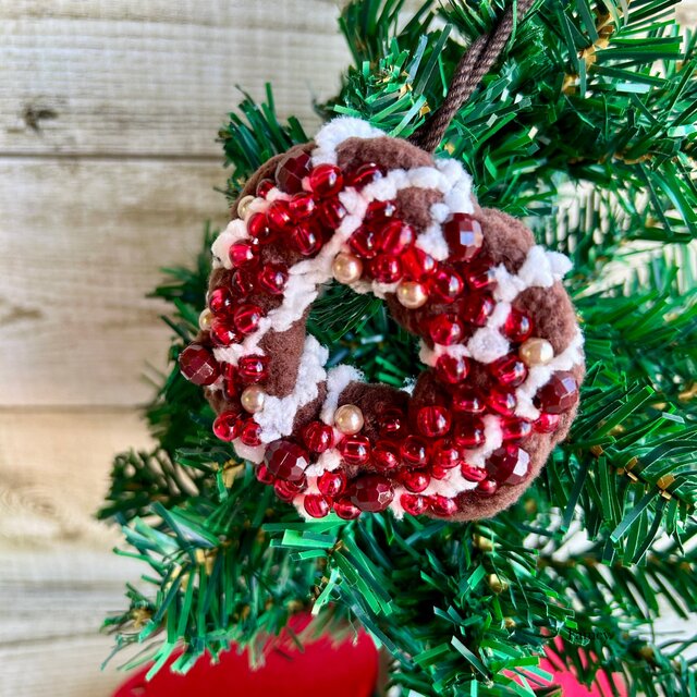 SALE！たっぷりベリーとチョコのドーナツオーナメント　フリース　ビーズ　パールビーズ　クリスマス