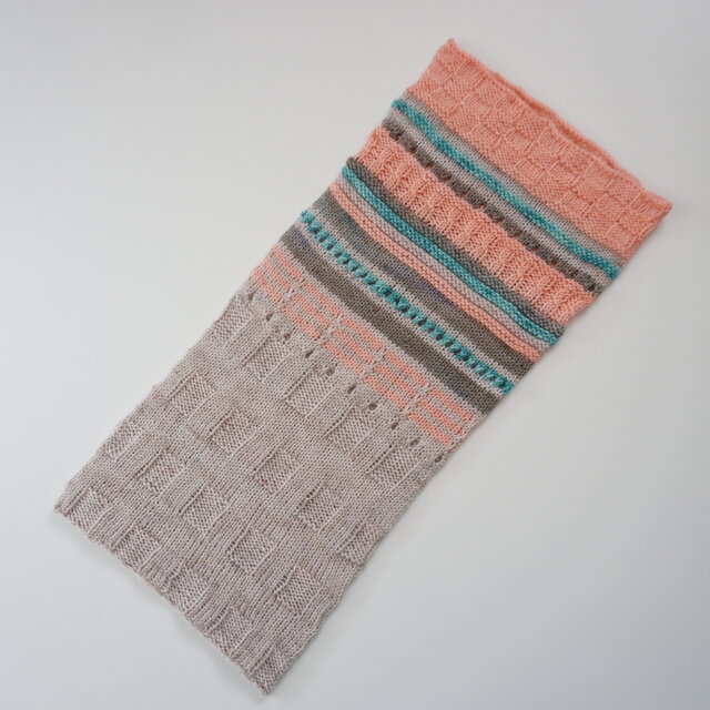 首に寄り添うネックウォーマー　薄いグレージュ