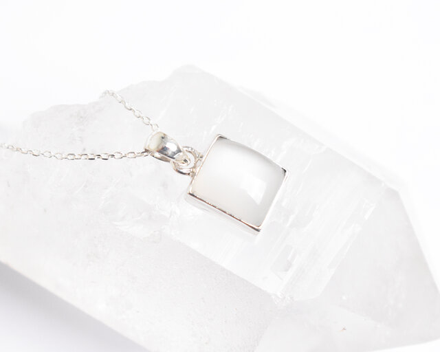 MONARCH 限定カラー　ホワイトシルバー イニシャル & 誕生石 プチネックレスチャーム シルバーカラー