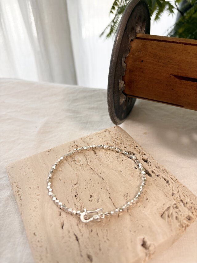 【ギフトに最適】ユニセックスカレンシルバーキューブカットブレスレット　2、5mm