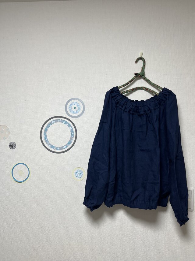 大人の日常服　シャーリングスモッグブラウス　近江リネン　ネイビー　刷毛目ストライプ