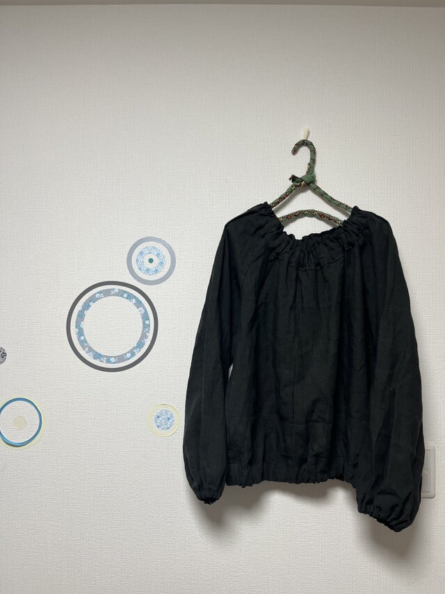 大人の日常服　シャーリングスモッグブラウス　近江リネン　墨黒カーキ　刷毛目ストライプのコピー