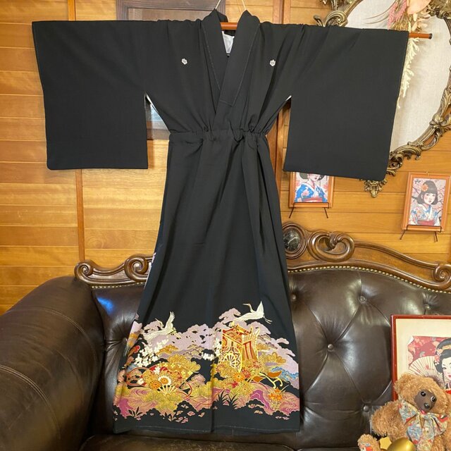 着物リメイク　黒留袖　ロングワンピースＭ〜Ｌ　御所車　グリーン 着物リメイク 黒留袖ドレス 御所車 友禅染 Aライン ハンドメイド