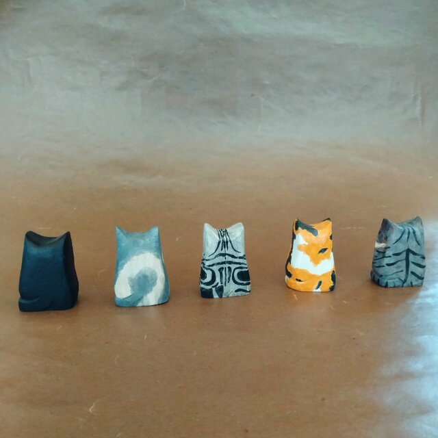 彩色木彫刻置物 猫 小◇桐② | iichi 日々の暮らしを心地よくする