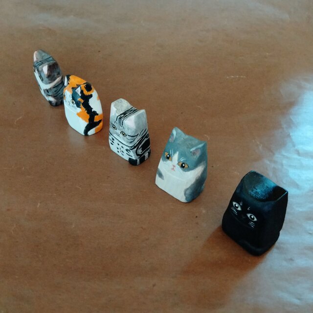 彩色木彫刻置物 猫 小◇桐② | iichi 日々の暮らしを心地よくする