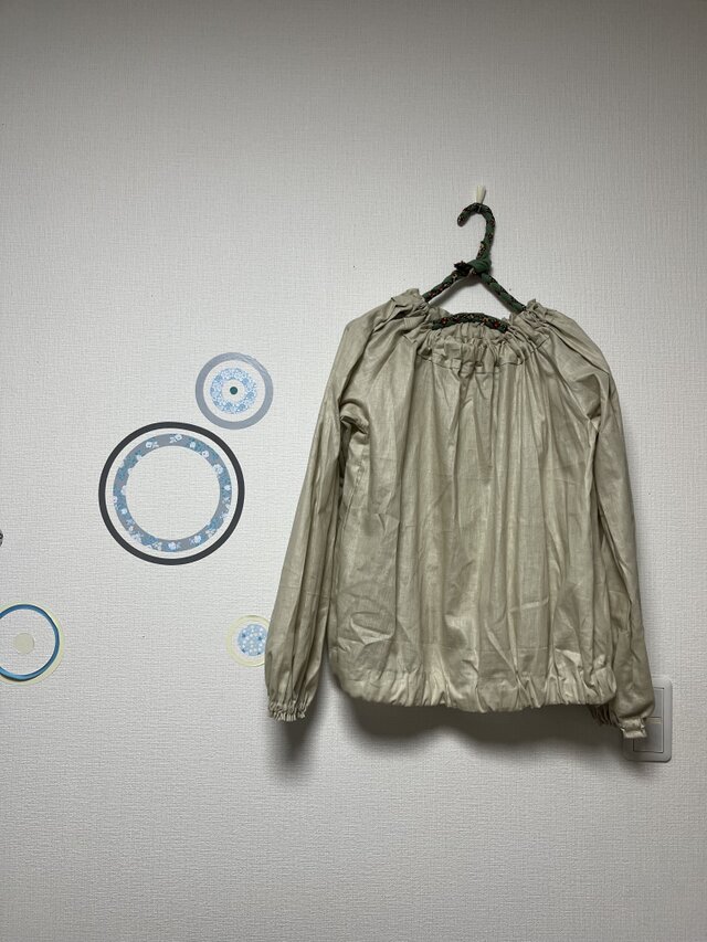 大人の日常服　シャーリングスモッグブラウス　コットンリネン　ライトベージュ