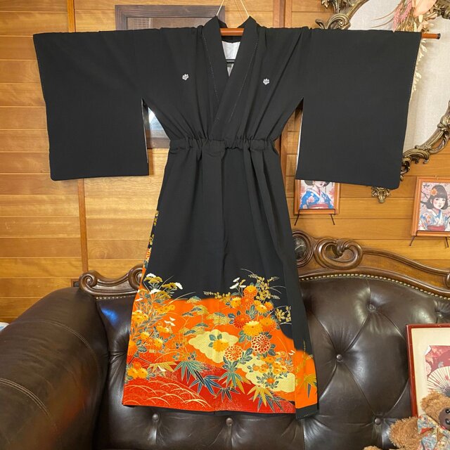 黒留袖 着物 リメイク ワンピース セミロングドレス 和洋折衷 洗える 化繊 ハンドメイド レトロ 古着 金彩の菊×笹が映える橙～朱グラデ TKW-86 黒留袖 着物 リメイク ワンピース セミロングドレス 和洋折衷 洗える