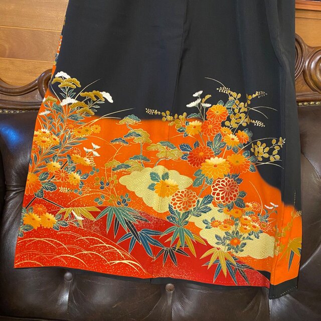黒留袖 着物 リメイク ワンピース セミロングドレス 和洋折衷 洗える 化繊 ハンドメイド レトロ 古着 金彩の菊×笹が映える橙～朱グラデ TKW-86 黒留袖 着物 リメイク ワンピース セミロングドレス 和洋折衷 洗える