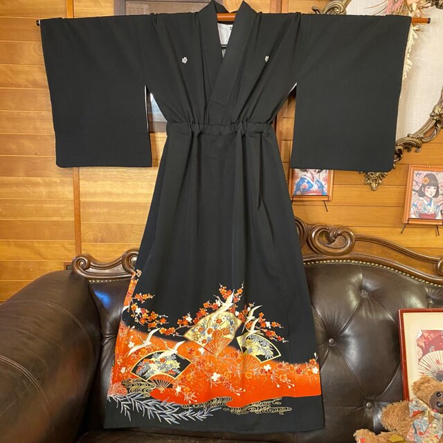 黒留袖 着物 リメイク ワンピース ロングドレス 和洋折衷 洗える 化繊 ハンドメイド レトロ 古着 扇面×梅×鶴が舞う、橙～朱 TKW-87 黒留袖 着物 リメイク ワンピース ロングドレス 和洋折衷 洗える 化繊