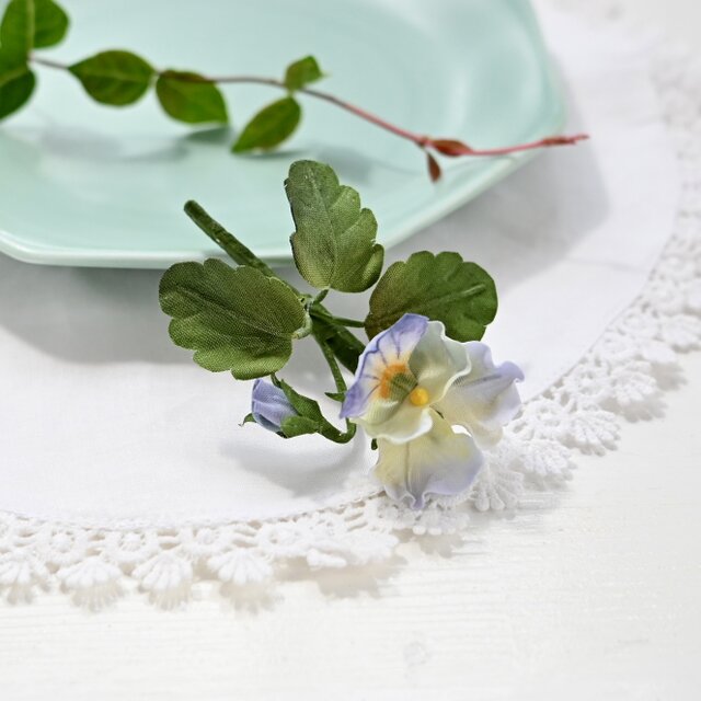 布花　アンティークカラーの個性的なフリル咲きビオラのコサージュ