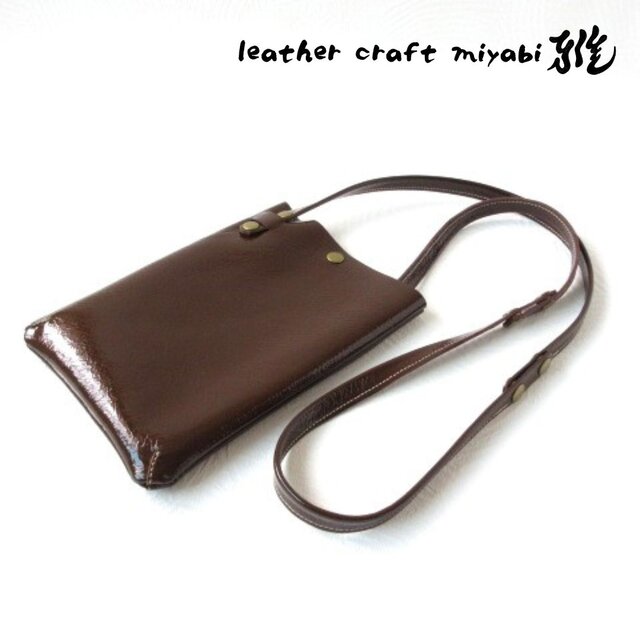 SALE開始～   《牛革》２WAY～スリムサコッシュ・エナメルシュリンク・ダークブラウン・024