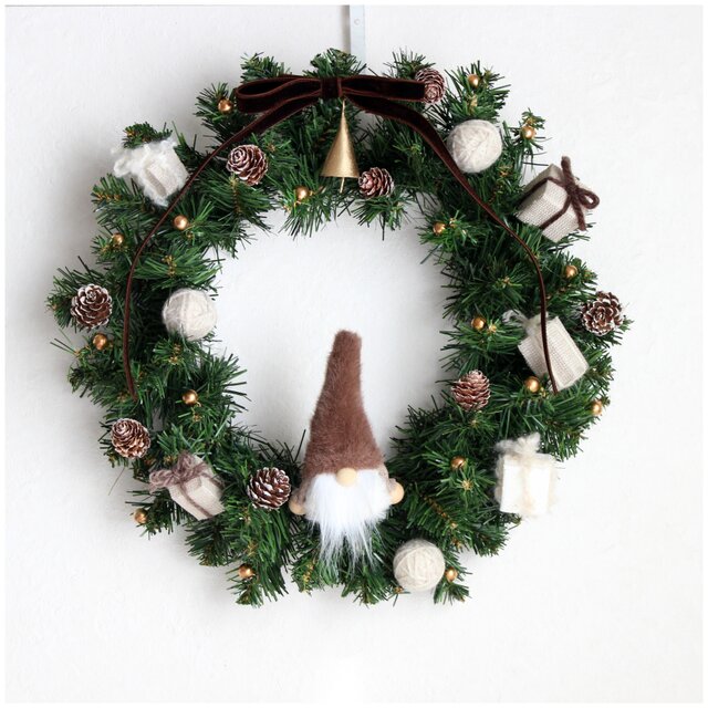 ノームと木の実、毛糸のプレゼントボックスのほっこりクリスマスリース