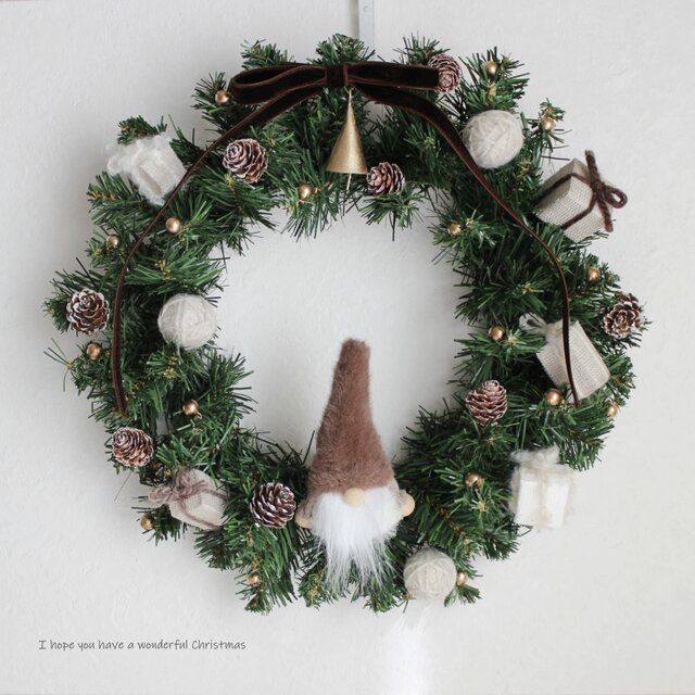 ノームと木の実、毛糸のプレゼントボックスのほっこりクリスマスリース