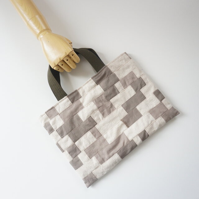 横長な手提げバッグ　生成りとベージュ