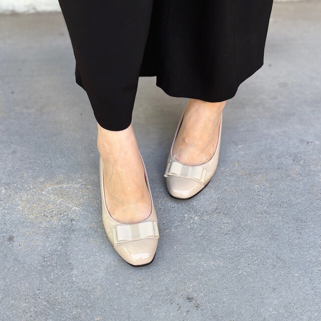 上品リボンパンプス ベージュエナメル調｜22〜24.5cm｜5cmヒール 合成皮革｜卒園式 入学式 通勤にもおすすめ