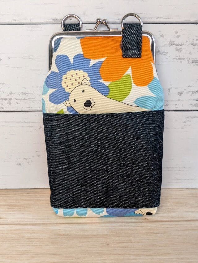 ポケットから覗くしろくまさんが可愛いスマホショルダー