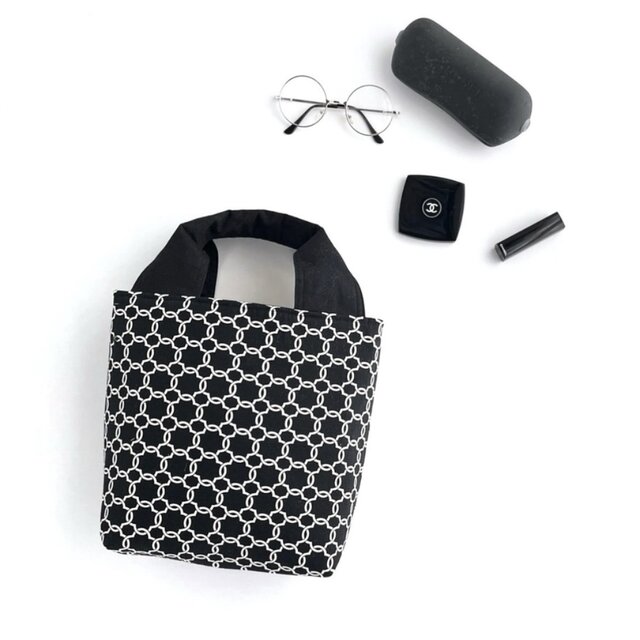 小ぶりトートバッグ｜とにかく軽い！コロンと可愛い上品フォルム／長財布・ペットボトルも入る／お出かけ・通