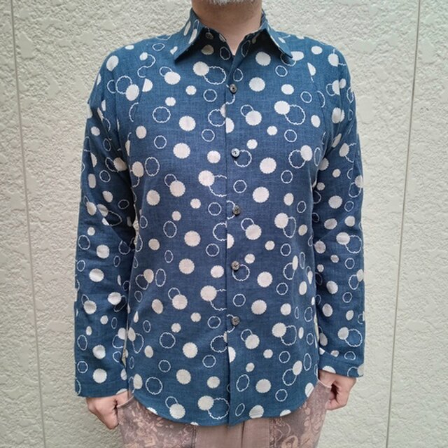 長袖むら糸藍染調シャツ（雪輪文様）