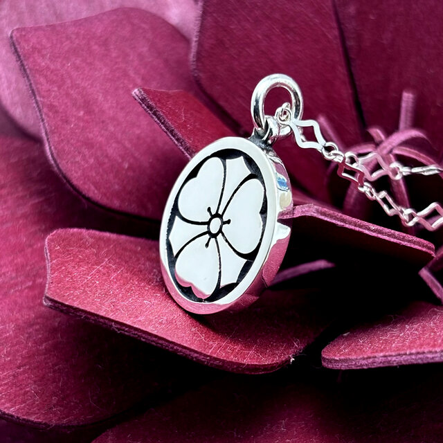 丸に剣片喰の家紋のシルバー925製のネックレス | iichi 日々の暮らしを