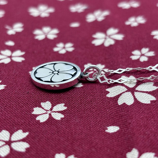 丸に剣片喰の家紋のシルバー925製のネックレス | iichi 日々の暮らしを