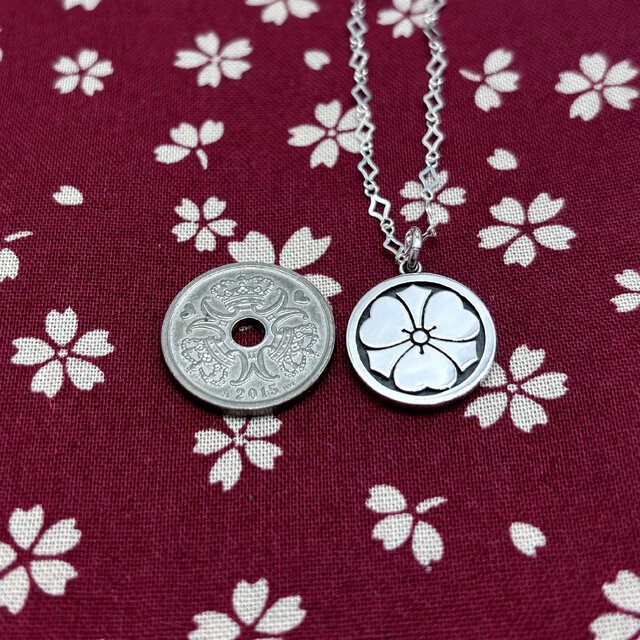 丸に剣片喰の家紋のシルバー925製のネックレス | iichi 日々の暮らしを