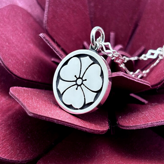 丸に剣片喰の家紋のシルバー925製のネックレス | iichi 日々の暮らしを