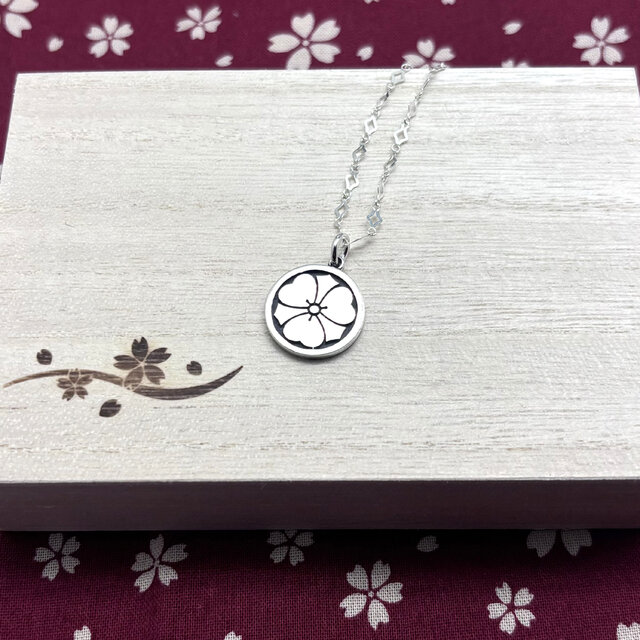 丸に剣片喰の家紋のシルバー925製のネックレス | iichi 日々の暮らしを