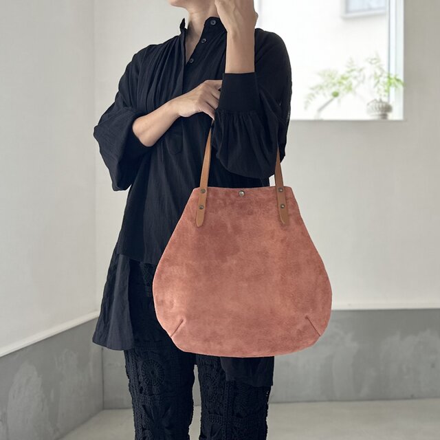 『2025登場Mサイズ』牛床ベロアと極厚オイルヌメの丸型トートバッグ M-size【ベビーピンク】