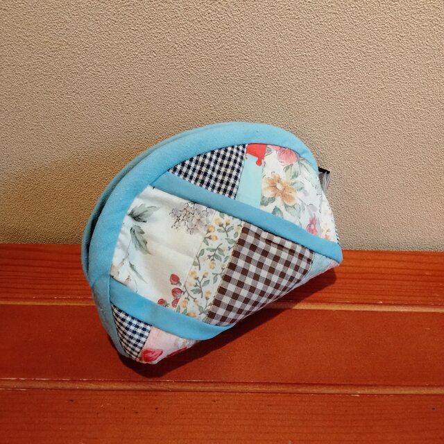 四角モチーフ　パッチワーク楕円型ポーチ（中）