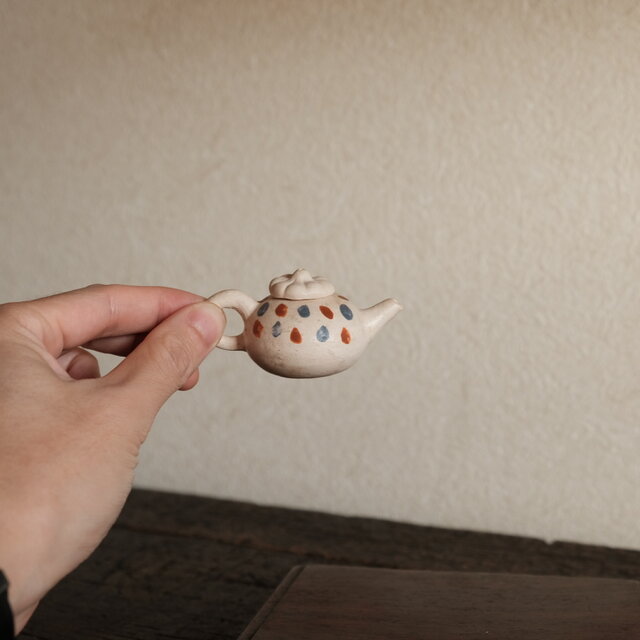 小ぶりで可愛い◇中国産 小ぶり陶器製ミニチュア急須 インテリア