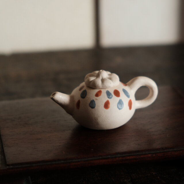 小さい花模様の陶器瓦　古瓦　古美術　骨董品　古道具　ミニチュア 小ぶりで可愛い◇中国産 小ぶり陶器製ミニチュア急須 インテリア